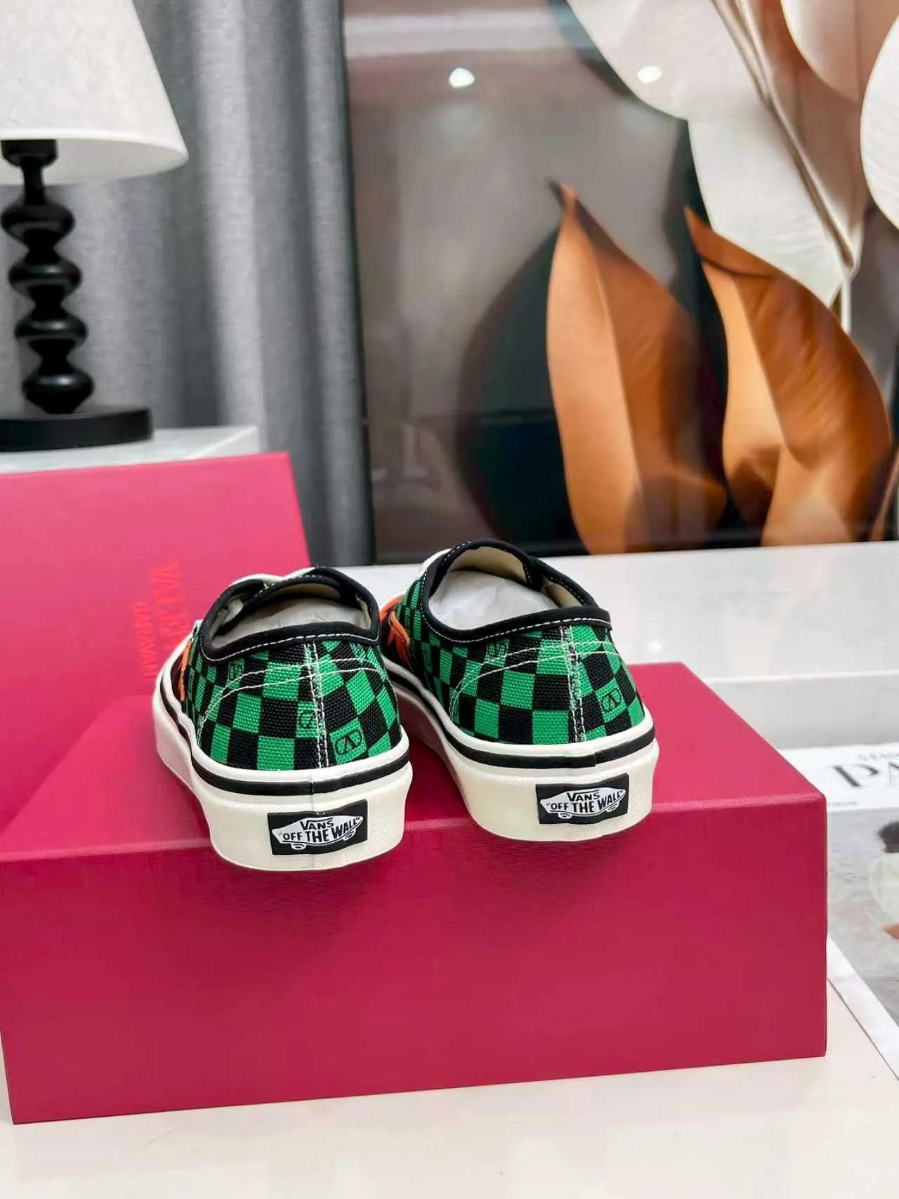 [Valentino Giving classic shoes a personality that spans the ages. Many celebrities - Jolin Tsai. Yang Zi. Liu Wen. Ma Baiquan. Choi Soobin. freen. Song Zuer. JJ Lin. zel. Cecilia Cheung. shark. Xin Yunlai...same style.